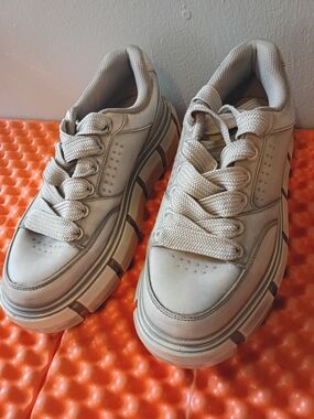 Zara Chunky Platform Sneakers in Light Beige size 10.5 for womens /9.5 for mens